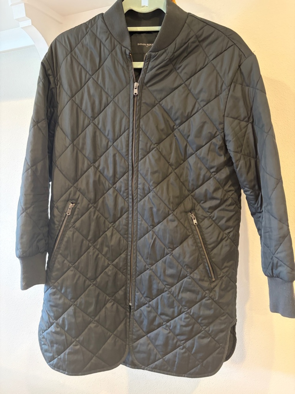 Banana Republic women’s quilted jacket black XS 34” length zip pockets EUC